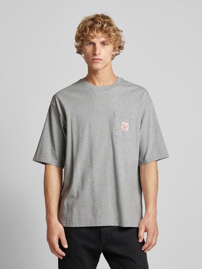 Levi's® T-shirt z kieszenią na piersi Jasnoszary melanż 4