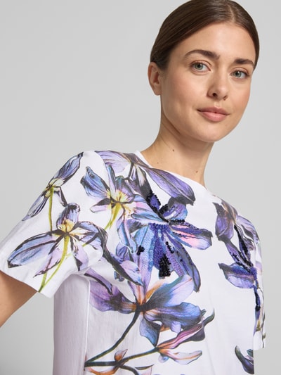 Frauenmodel trägt T-Shirt im Allover-Look mit Pailletten von Marc Cain aus Reine Baumwolle, Damen T-Shirt, Regular-Fit, Rundhalsausschnitt, Ganzkörperansicht von vorne