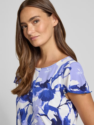 Frauenmodel trägt Knielanges Kleid mit Rundhalsausschnitt von Betty Barclay im Stufen-Look, Material-Mix mit Stretch-Anteil, Nahaufnahme Oberkörper.