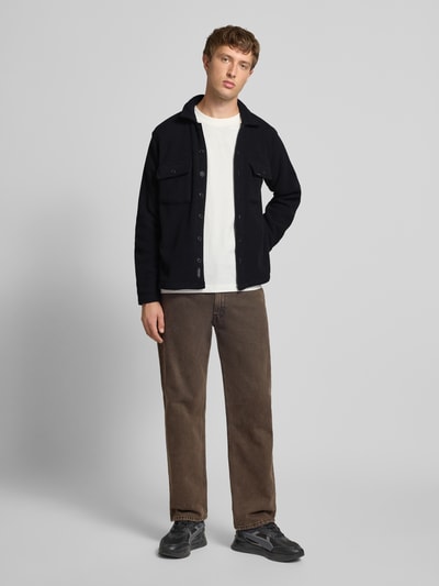 Männermodel trägt Regular Fit Freizeithemd mit Kentkragen Modell 'BAKI' von Blend in Schwarz, Fleece, Knopfleiste, Brusttaschen, Ganzkörperansicht von vorne.