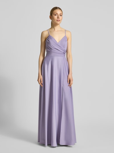 Modelka kobieca nosi Abendkleid aus Satin mit Raffungen od Laona, liliowy satynowy materiał, krój slim fit, marszczenia, suwak na szwie, cienkie ramiączka, długość tyłu w rozmiarze 36: 145 cm, szerokość w rozmiarze 36: 34 cm, widok całej sylwetki z przodu.