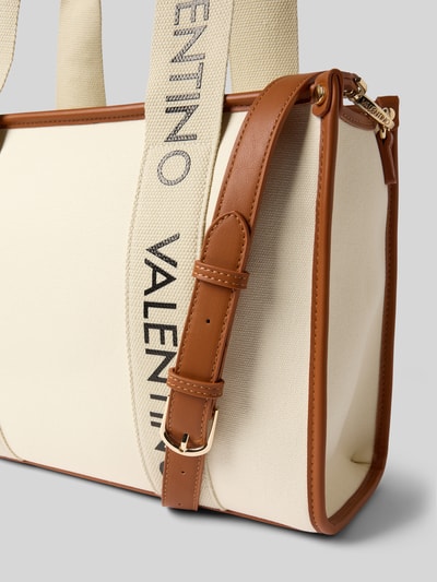 Produktfoto, cremefarbene Tasche mit Label-Details Modell 'CANDLE' von VALENTINO BAGS, Kontrastnähte, Lederoptik, goldene Schnalle, textiler Henkel