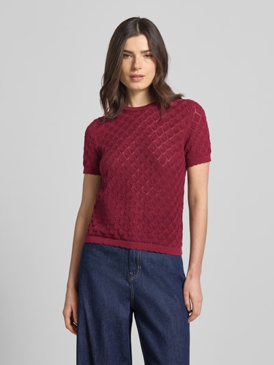 Frauenmodel trägt Strickshirt mit Lochstickerei von Jake*s Collection in Rot, Baumwoll-Mix, Gerader-Schnitt, Rundhalsausschnitt, 1/2-Arm, Ganzkörperansicht von vorne.