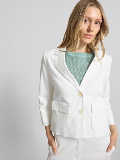 Frauenmodel trägt Regular Fit Blazer mit Pattentaschen und 3/4-Arm von Betty Barclay im Baumwoll-Mix mit Viskose-Anteil, Nahaufnahme Oberkörper.