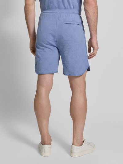Männermodel trägt Regular Fit Shorts aus Baumwoll-Mix Modell 'JT_Member Short' von BOSS Green in Hellblau, grafisch strukturiert, Optik: Unifarben, Passform: Regular-Fit, Bundabschluss: elastisch, seitliche Eingrifftaschen, angedeutete Gesäßtasche, Materialverarbeitung: Sweat, Ganzkörperansicht Rückansicht.