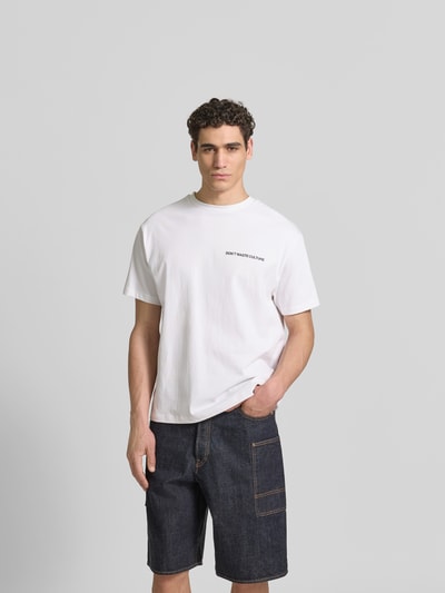 Männermodel trägt Relaxed Fit T-Shirt aus reiner Baumwolle von Don´t Waste Culture, weiß, Label-Print, Rundhalsausschnitt, kurzärmelig, Herren T-Shirt, Rückenlänge bei Größe M 68 cm, Ganzkörperansicht von vorne.