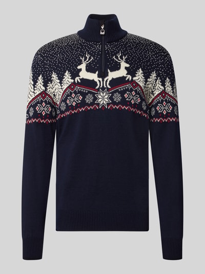 Produktfoto, Regular Fit Strickpullover aus reiner Wolle Modell 'Dale' von Dale of Norway, dunkelblau mit weißen und roten Mustern, Troyer-Kragen, Herren Strickpullover, klassische Wintermotive wie Rentiere und Tannen, grob gestrickte Textur, Rückenlänge 72 cm, Ärmellänge 68 cm.