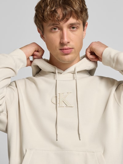 Calvin Klein Jeans Regular Fit Hoodie mit Logo-Patch Modell 'Fleece' Offwhite 3