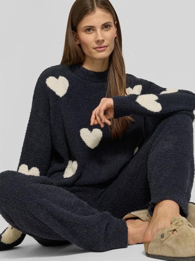 Kobieta modelka nosi Jogpants mit elastischem Bund von Jake*s Casual, mieszanka materiałów z dodatkiem wiskozy, krój regular fit, elastyczny pas, wpuszczane kieszenie, szerokość w rozmiarze S: 39 cm, długość wewnętrzna nogawki w rozmiarze S: 70 cm, widok całej sylwetki z przodu