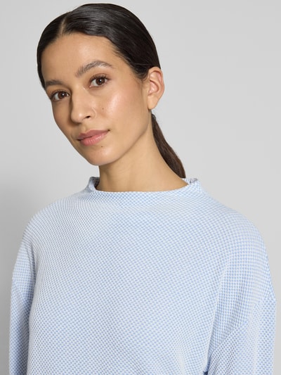 Frauenmodel trägt Relaxed Fit Sweatshirt mit Stehkragen Modell 'Serata' von OPUS, hellblau mit Strukturmuster aus Viskose-Mix, Nahaufnahme Oberkörper.