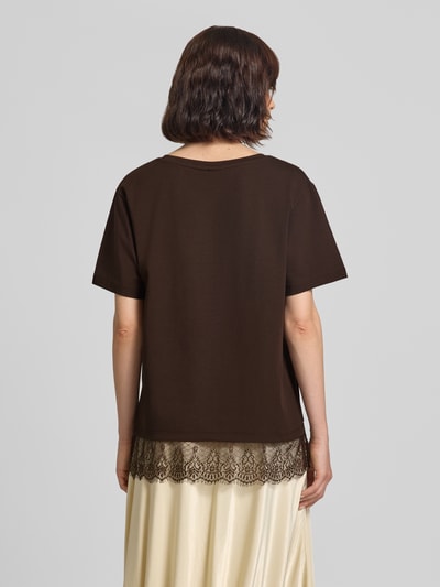 Frauenmodel trägt T-Shirt mit Spitze Modell 'SURE' von FREE/QUENT in Braun, Relaxed Fit, Baumwoll-Elasthan, Spitzensaum, Ganzkörperansicht Rückansicht.
