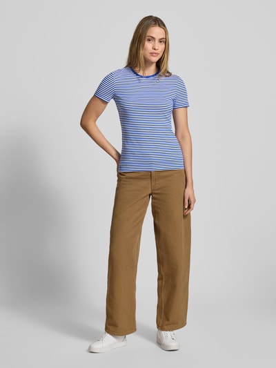 Frauenmodel trägt T-Shirt mit Rundhalsausschnitt Modell 'ALLI' von Lauren Ralph Lauren, blau-weiß gestreift, Regular Fit, Nahaufnahme Oberkörper. Baumwoll-Elasthan-Mix, Rückenlänge Größe S: 57 cm.