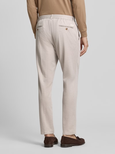 Męski model nosi Regular Fit Anzughose aus Viskose-Mix Modell 'Lester' von JOOP! Collection, mieszanka wiskozy z dodatkiem streczu, krój regular fit, kieszenie z tyłu, szerokość w rozmiarze 50: 44 cm, długość wewnętrzna nogawki w rozmiarze 50: 76 cm, widok z tyłu całej sylwetki.