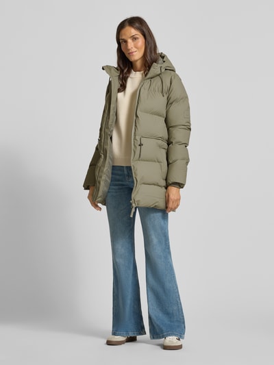 RAINS Steppjacke mit Eingrifftaschen Modell 'Alta Long' Schilf 1