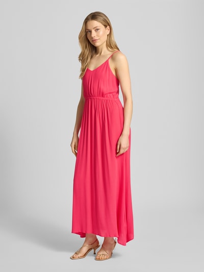 Frauenmodel trägt Midikleid aus Viskose mit tiefem Rückenausschnitt von ICHI in Pink, Taillierter Schnitt, Spaghettiträger, Ganzkörperansicht von vorne.