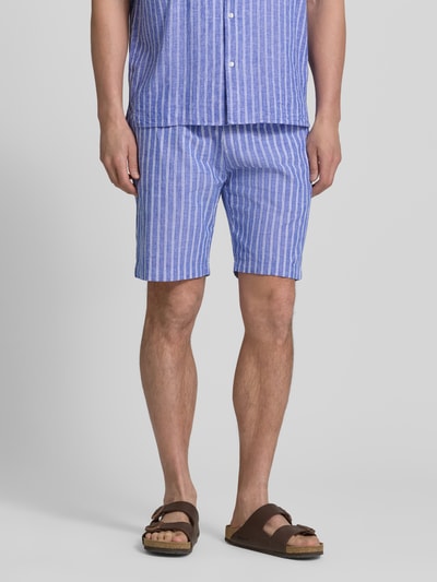 Männermodel trägt Shorts aus Leinen-Baumwoll-Mix mit Tunnelzug von MCNEAL, blau-weiß gestreift, Regular Fit, Ganzkörperansicht von vorne.