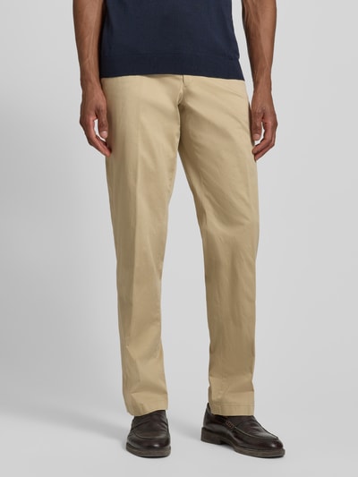 Männermodel trägt Herren Chino mit Eingrifftaschen Modell 'Peaker' von Hiltl aus Baumwoll-Elasthan-Mix in Beige, Regular-Fit, Nahaufnahme Oberkörper. Bundweite bei Größe 50: 45 cm, Innenbeinlänge: 84 cm.