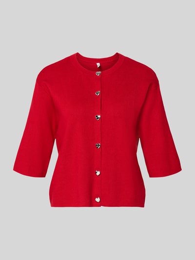 Produktfoto, Regular Fit Strickjacke aus Viskose-Mix Modell 'MAISIE' von Only in Unifarbe Rot, Feinstrick, Schmuckknöpfe, Rundhals, 1/2-Arm, gerippte Abschlüsse.