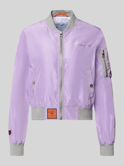 Produktfoto, Bomberjacke mit Label-Patch und Reißverschlusstasche am Ärmel von Original Bombers in Flieder mit grauen Bündchen, glatte Textur, Stehkragen, seitliche Taschen, orangefarbenes Label, elastische Abschlüsse, lockerer Schnitt, silberner Reißverschluss, Markenstitching, Maße laut Beschreibung.