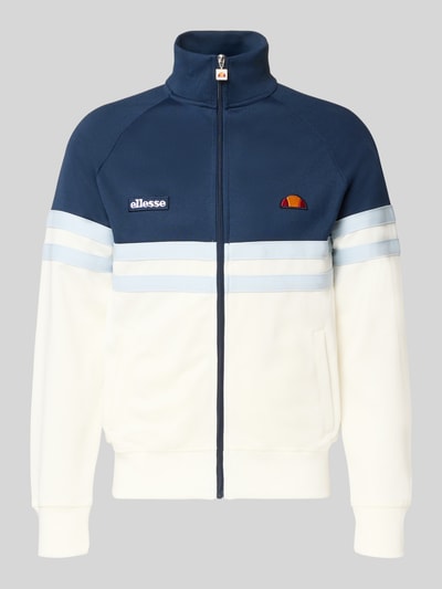 Produktfoto, Sweatjacke aus Baumwoll-Mix Modell 'RIMINI' von Ellesse in Dunkelblau und Weiß mit Label-Details, krój regular fit, stójka, długi zamek, elastyczne wykończenia, długość tyłu w rozmiarze M 71 cm, długość rękawa w rozmiarze M 43 cm