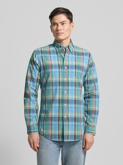 Männermodel trägt Custom Fit Freizeithemd mit Button-Down-Kragen von Polo Ralph Lauren, kariert, Reine Baumwolle, Ganzkörperansicht von vorne. Rückenlänge 82 cm, Schulterbreite 44 cm, Ärmellänge 65 cm, Label-Stitching, Knopfleiste.
