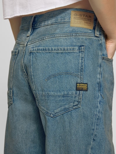 Frauenmodel trägt Loose Fit Jeans mit Eingrifftaschen Modell 'Contor' von G-Star Raw aus reiner Baumwolle in blauer Jeans-Optik, Detailaufnahme Rückansicht.