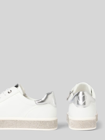 Produktfoto, Sneaker mit Reißverschluss von Marco Tozzi, weiß mit silbernen Akzenten, runde Form, Strasssteinbesatz, 3 cm Absatz, Schafthöhe 7 cm, Schaftweite 10 cm