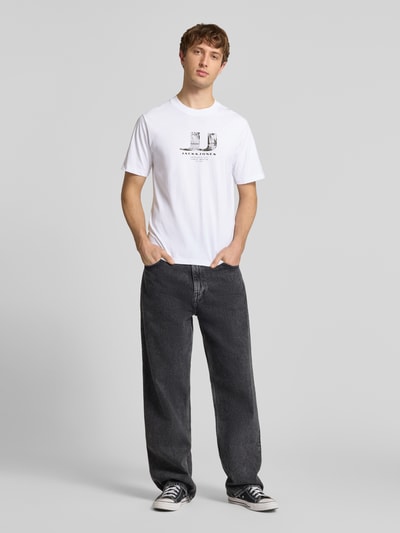 Männermodel trägt T-Shirt im 3er-Pack mit Statement-Print Modell 'DUST' von Jack & Jones aus Reine Baumwolle, Gerader-Schnitt, Weiß, Rundhalsausschnitt, Logo-Print, Ganzkörperansicht von vorne.
