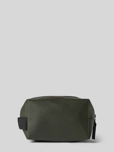 Produktfoto, Wash Bag mit Logo-Detail von Rains in Olivgrün, glatte Oberfläche, rechteckige Form, schwarze Details, Herstellungsinfos: Hauptfach mit Reißverschluss, Innensteckfach, Trageriemen, 20x14x11 cm, Schulterriemen 14 cm.