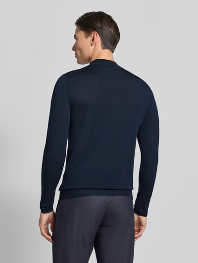 Männermodel trägt Slim Fit Strickpullover aus reiner Schurwolle mit Stehkragen von ROY ROBSON, navy, elastische Abschlüsse, Ganzkörperansicht Rückansicht.