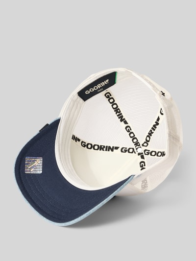 Produktfoto, Trucker Cap mit Motiv-Patch Modell 'Denim Rooster' von GOORIN BROS., Material-Mix mit Baumwoll-Anteil, verstärkter Schirm, Denim-Optik, innen weißes Mesh, navyfarbener Schirm, schwarz bedrucktes Innenband, Größenverstellbar.