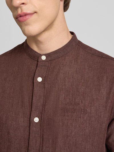 Männermodel trägt Slim Fit Freizeithemd aus Baumwoll-Leinen-Mix Modell 'CAIDEN' von Only & Sons, unifarben, Nahaufnahme Oberkörper