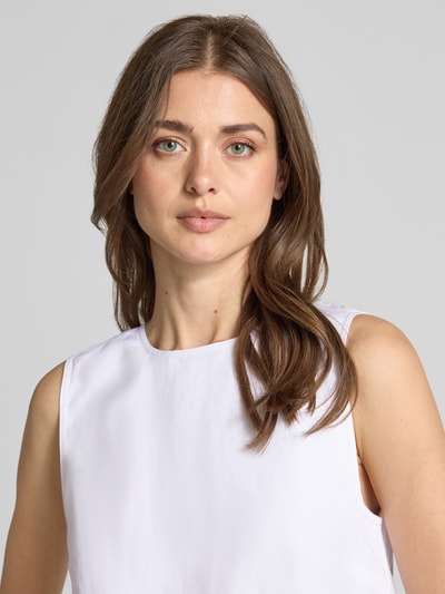 Frauenmodel trägt Blusentop mit offenem Rücken Modell 'BLINY' von BOSS, Optik: Unifarben, Regular-Fit, Material: Lyocell-Leinen-Mix, Nahaufnahme Oberkörper.