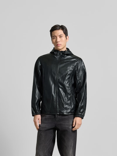 Männermodel trägt Regular Fit Jacke mit Stehkragen von Diesel in Leder-Optik, schwarz, Zweiwegereißverschluss, Eingrifftaschen, Ganzkörperansicht von vorne.