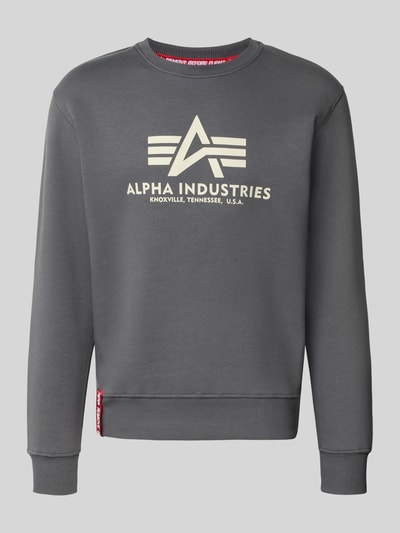 Produktfoto, Regular Fit Sweatshirt aus Baumwoll-Mix mit Logo-Print von Alpha Industries, mieszanka bawełny, krój regular fit, nadruk z logo, plisa, długi rękaw, prążkowane wykończenia, okrągły dekolt, długość tyłu w rozmiarze M 67 cm, długość rękawów w rozmiarze M 64 cm, kolor szary, gładka tekstura