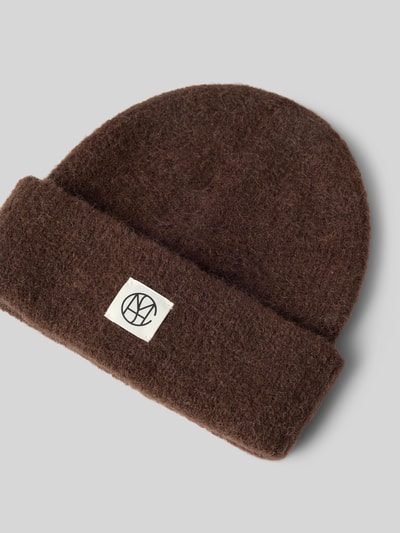 Produktfoto, Mütze aus elastischem Woll-Mix mit Alpaka-Anteil von MSCH Copenhagen in Braun, breiter Umschlag, Label-Patch, Modell Hope Icon