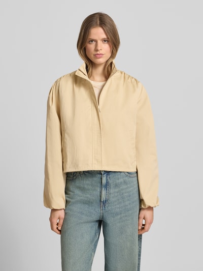 Frauenmodel trägt Jacke mit verdecktem Reißverschluss Modell 'Romina' von LeGer by Lena Gercke in Beige, gerader Schnitt, Baumwoll-Mix, Ganzkörperansicht von vorne.