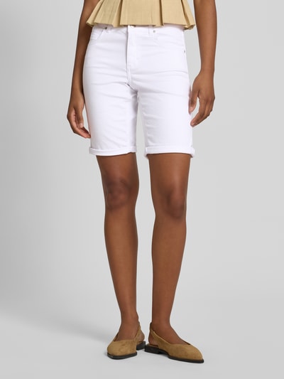Frauenmodel trägt Jeansshorts mit Eingrifftaschen von Angels aus weißem Baumwoll-Elasthan-Mix, Regular-Fit, Umschlag, Ganzkörperansicht von vorne. Kontext: Bundweite bei Größe 36 39 cm, Innenbeinlänge 27 cm.