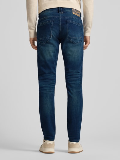 Männermodel trägt PME Legend Jeans mit Label-Detail Modell 'Tailwheel JEA' in Blau, Slim-Fit Baumwollmischung mit Stretch-Anteil, 5-Pocket-Design, Knopf- und Reißverschluss, Herren, Ganzkörperansicht Rückansicht.