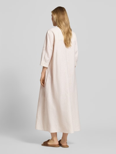 Frauenmodel trägt Midikleid aus Leinen-Baumwoll-Mix mit 3/4-Arm von MM by Max Mara, cremefarben, Wide-Fit, Ganzkörperansicht Rückansicht. Modell 'MEMO', Schlüsselloch-Ausschnitt mit Bindung, Rückenlänge bei Größe 36: 126 cm, Brustweite: 50 cm, Ärmellänge: 40 cm.