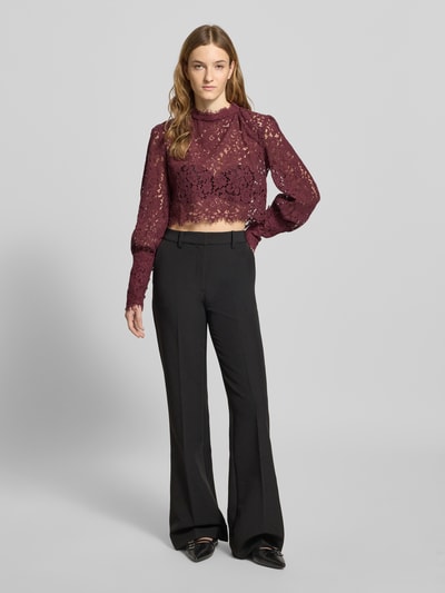 Frauenmodel trägt Cropped Longsleeve mit Stehkragen Modell 'Georgia' von Bardot, florale Spitze, semitransparent, Ganzkörperansicht von vorne.