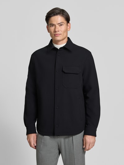 Männermodel trägt zwart overshirt met borstzak en labeldetail van Antony Morato, materiaalmix met stretch, regular fit, knoopsluiting, Kentkraag, steekzakken, ruglengte maat 50: 80 cm, voorkant volledig zichtbaar, Ganzkörperansicht von vorne.