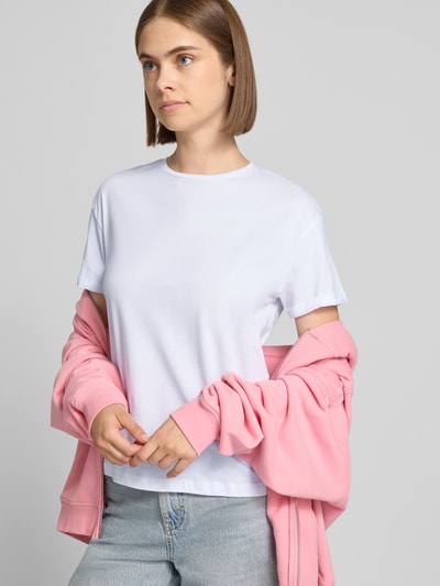 Frauenmodel trägt T-Shirt mit fixiertem Ärmelaufschlag Modell 'BRANDY' von NOISY MAY, weiß, Rundhalsausschnitt, Straight Fit, Nahaufnahme Oberkörper.