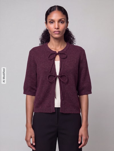 Frauenmodel trägt Regular Fit Strickjacke mit Schnürung Modell 'SIMONI' von ONLY in Dunkelrot, kombiniert mit heller Textur, Ganzkörperansicht von vorne, KI-modifiziertes Bild. Damen Strickjacke von ONLY.