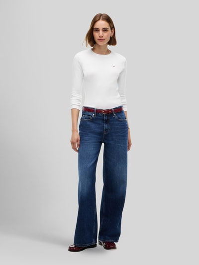 Vrouwenmodel draagt wit slim fit shirt met lange mouwen van katoen, Slim Fit Langarmshirt aus reiner Baumwolle van Tommy Hilfiger, geheelvooraanzicht.