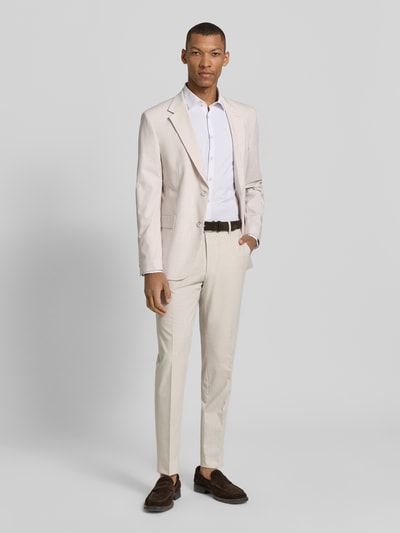 Mężczyzna model nosi Slim Fit Anzugsakko mit Pattentaschen Modell 'AIDAN3' od Strellson w melange, krój slim fit, przód z 2 guzikami, długie rękawy, klapy z otwartym kołnierzem, kieszeń na piersi i kieszenie z patką, całkowity widok z przodu.