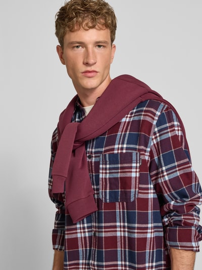 Männermodel trägt Regular Fit Freizeithemd aus Flanell mit Kentkragen von REVIEW, kariert, reine Baumwolle, Nahaufnahme Oberkörper.