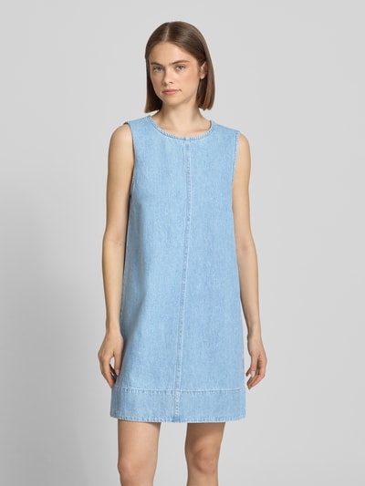 Frauenmodel trägt Relaxed Fit Jeanskleid aus reiner Baumwolle Modell 'FLORA' von Pieces, hellblauer Denim, ärmellos, Mini, Ganzkörperansicht von vorne.