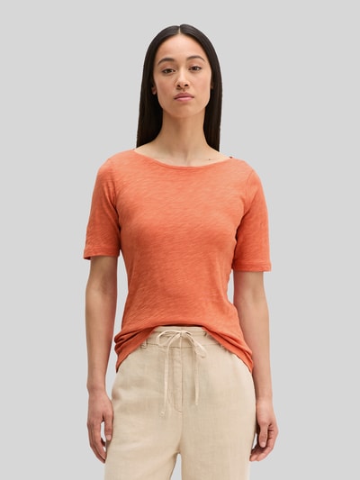 Frauenmodel trägt Regular Fit T-Shirt aus reiner Baumwolle von Marc O'Polo, Optik: Unifarben, U-Boot-Ausschnitt, Kurzarm, Ganzkörperansicht von vorne.