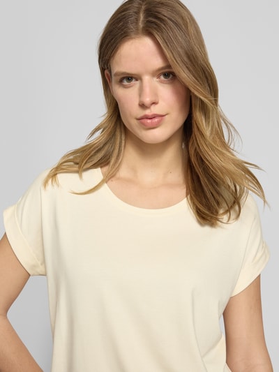 Frauenmodel trägt Regular Fit T-Shirt aus Viskose-Mix Modell 'MOSTER' von Only, unifarben, Feinripp, Nahaufnahme Oberkörper.